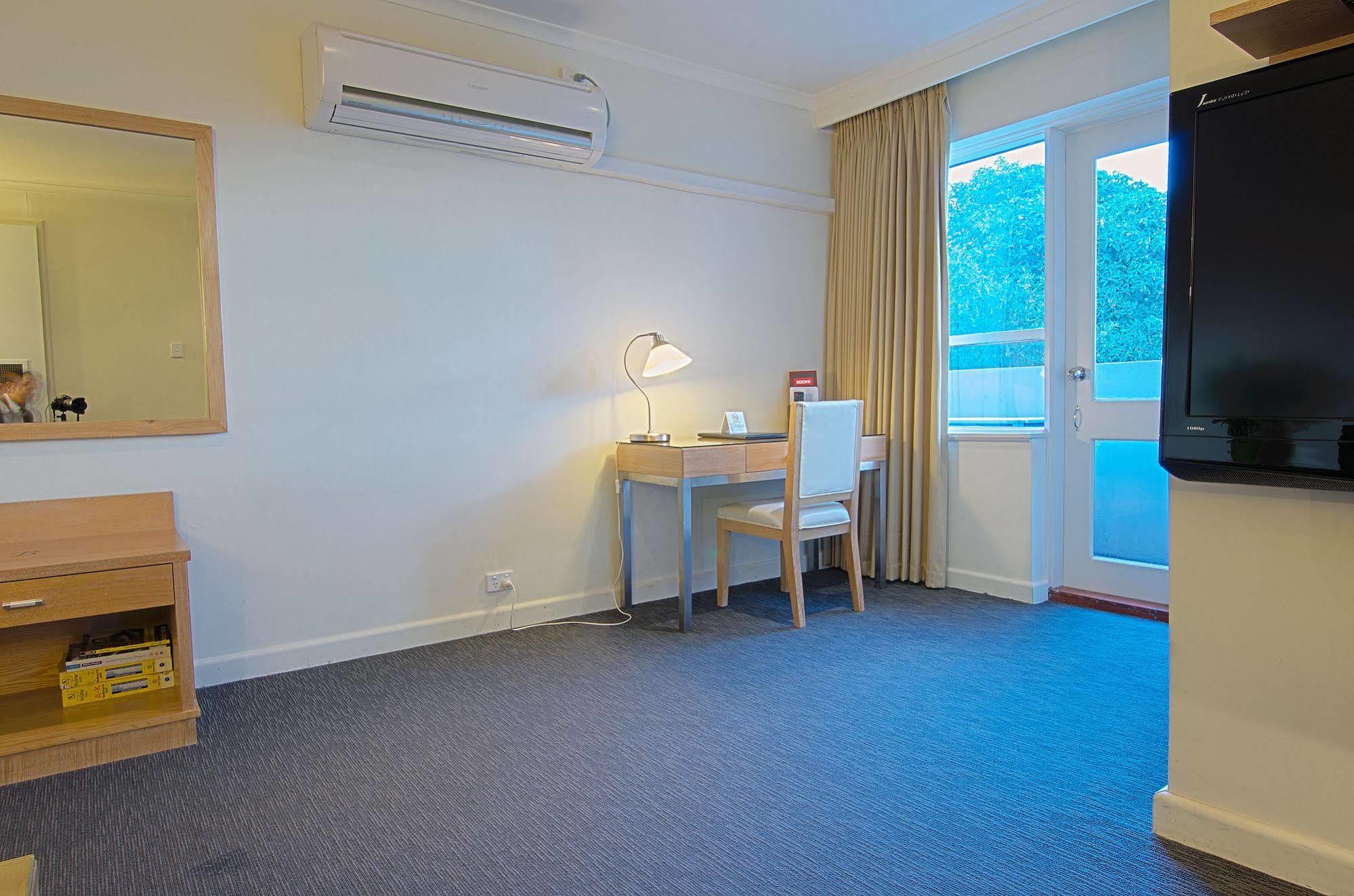 Park Squire Motor Inn & Serviced Apartments Мелбърн Екстериор снимка